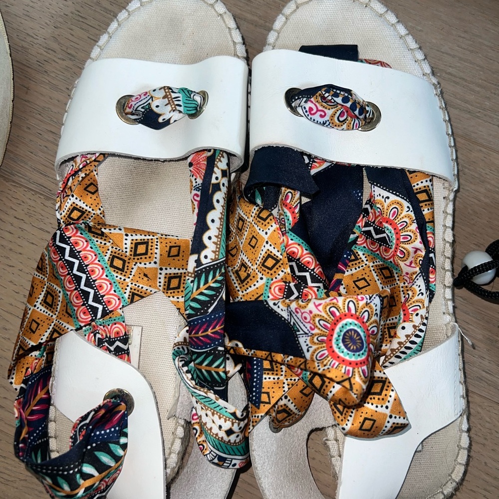 White sandals / open espadrilles